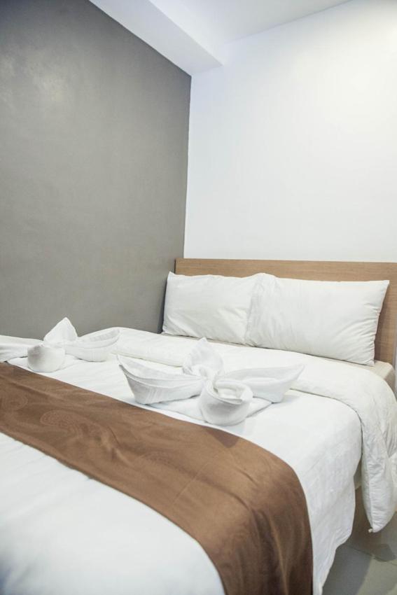 Melbourne Suites Makati City Екстер'єр фото