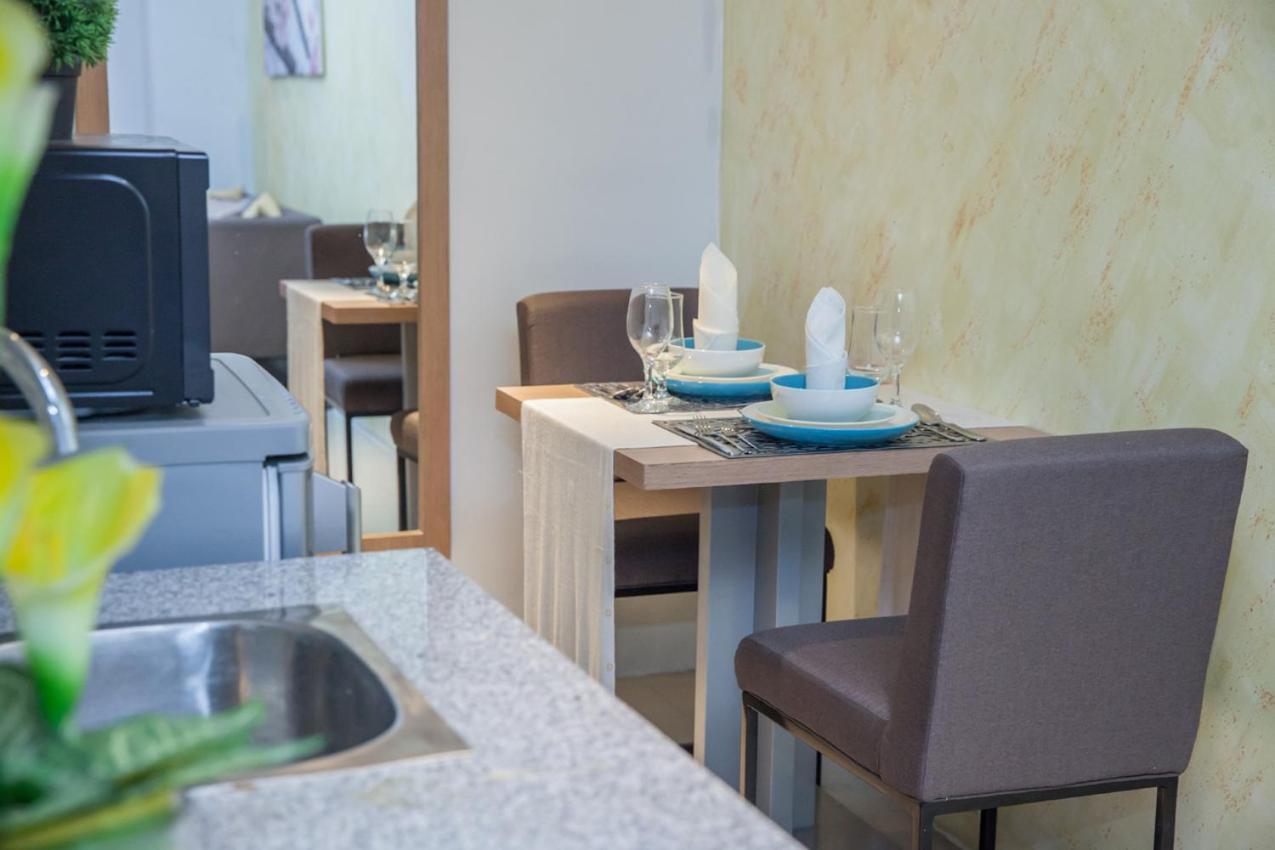 Melbourne Suites Makati City Екстер'єр фото