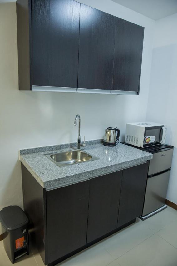 Melbourne Suites Makati City Екстер'єр фото