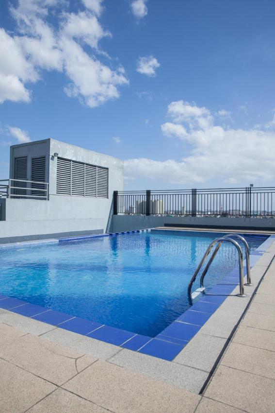 Melbourne Suites Makati City Екстер'єр фото