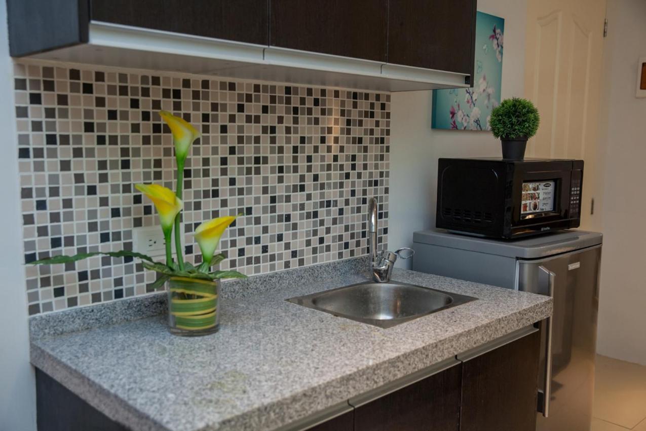 Melbourne Suites Makati City Екстер'єр фото