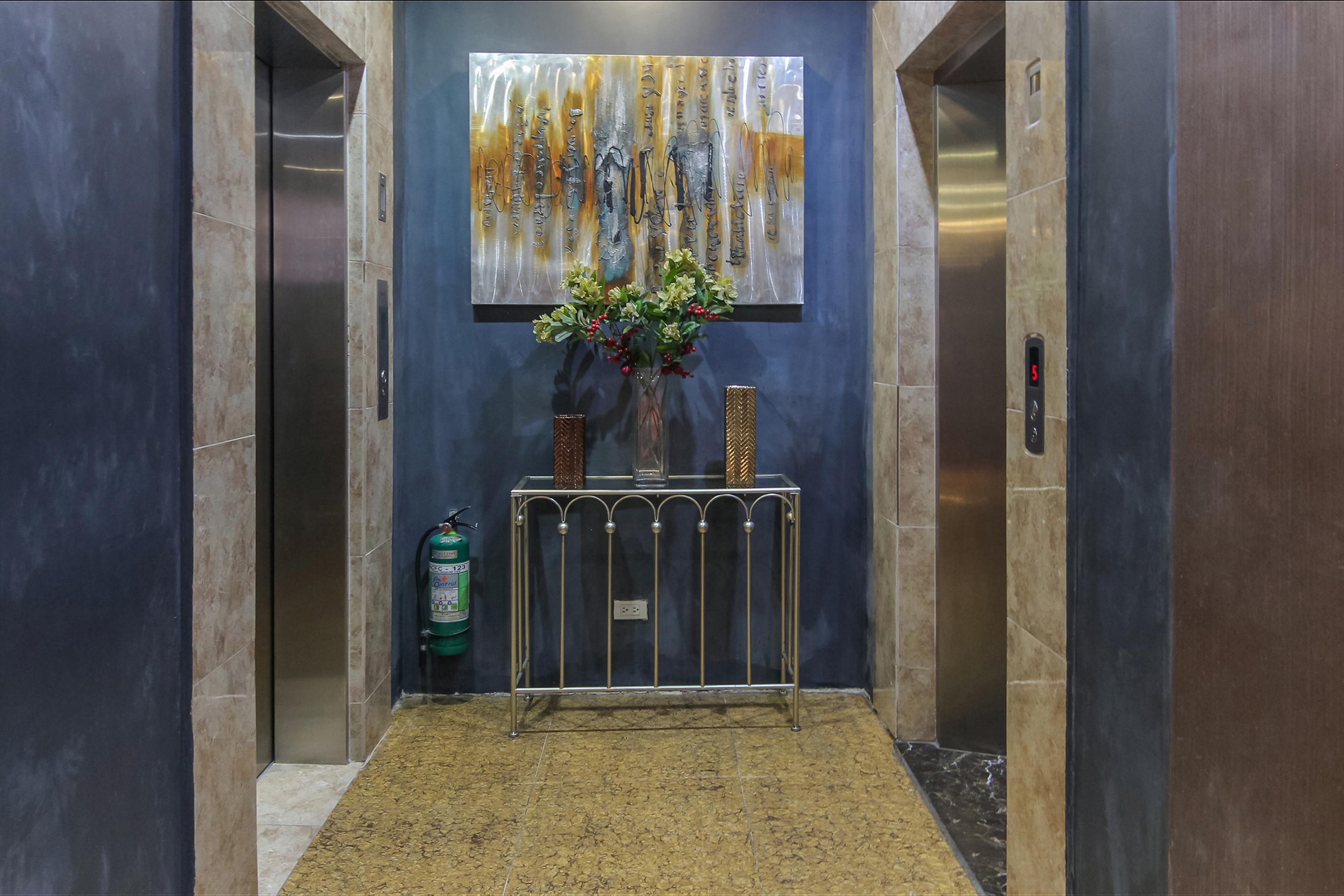 Melbourne Suites Makati City Екстер'єр фото